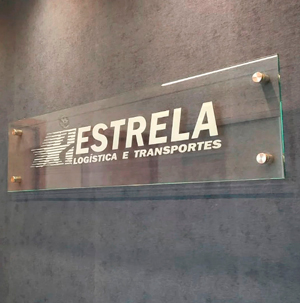 9995 Vidro Incolor contendo Logo em Adesivo Branco recortado